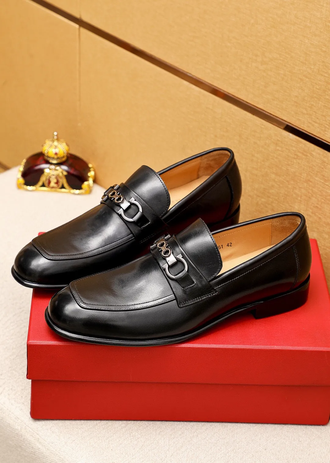 Men's shoes 💰462 💐 Product trademark: Ferragamo "Ferragamo" casual leather shoes Regular size: 38-44 (45.46.47🉑️Customized) Product materials: Selected imported calfskin upper + classic hardware buckle, imported water-dyed cow leather lining. Strong three-dimensional visual effect, original outsole color: 1⃣️color optional